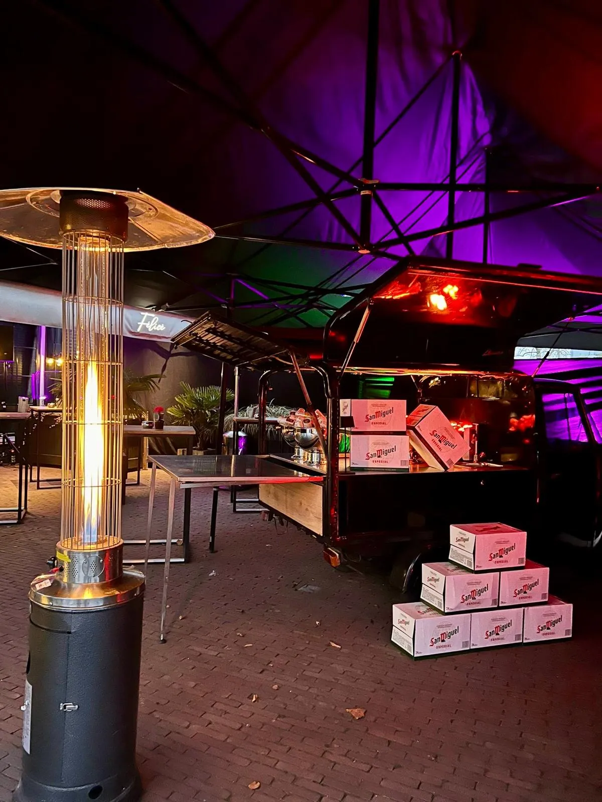 Buitenruimte met tent en sfeerverlichting voor een bedrijfsfeest