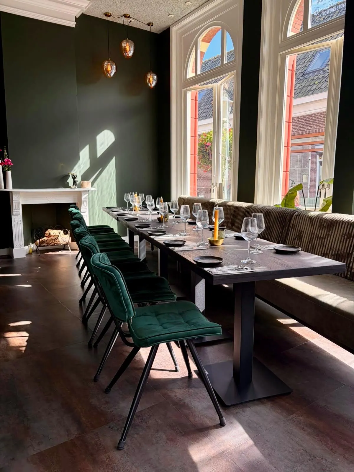 Gedekte lange tafel in de zaal van Van Eerten in Ommen
