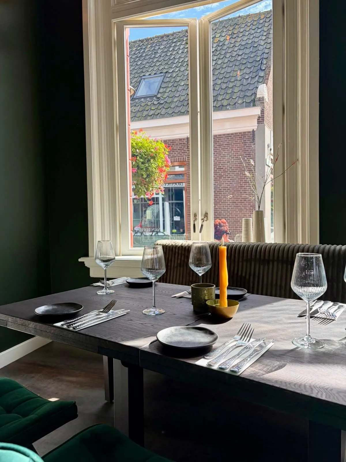 Gedekte tafel voor private dining bij het raam van Van Eerten