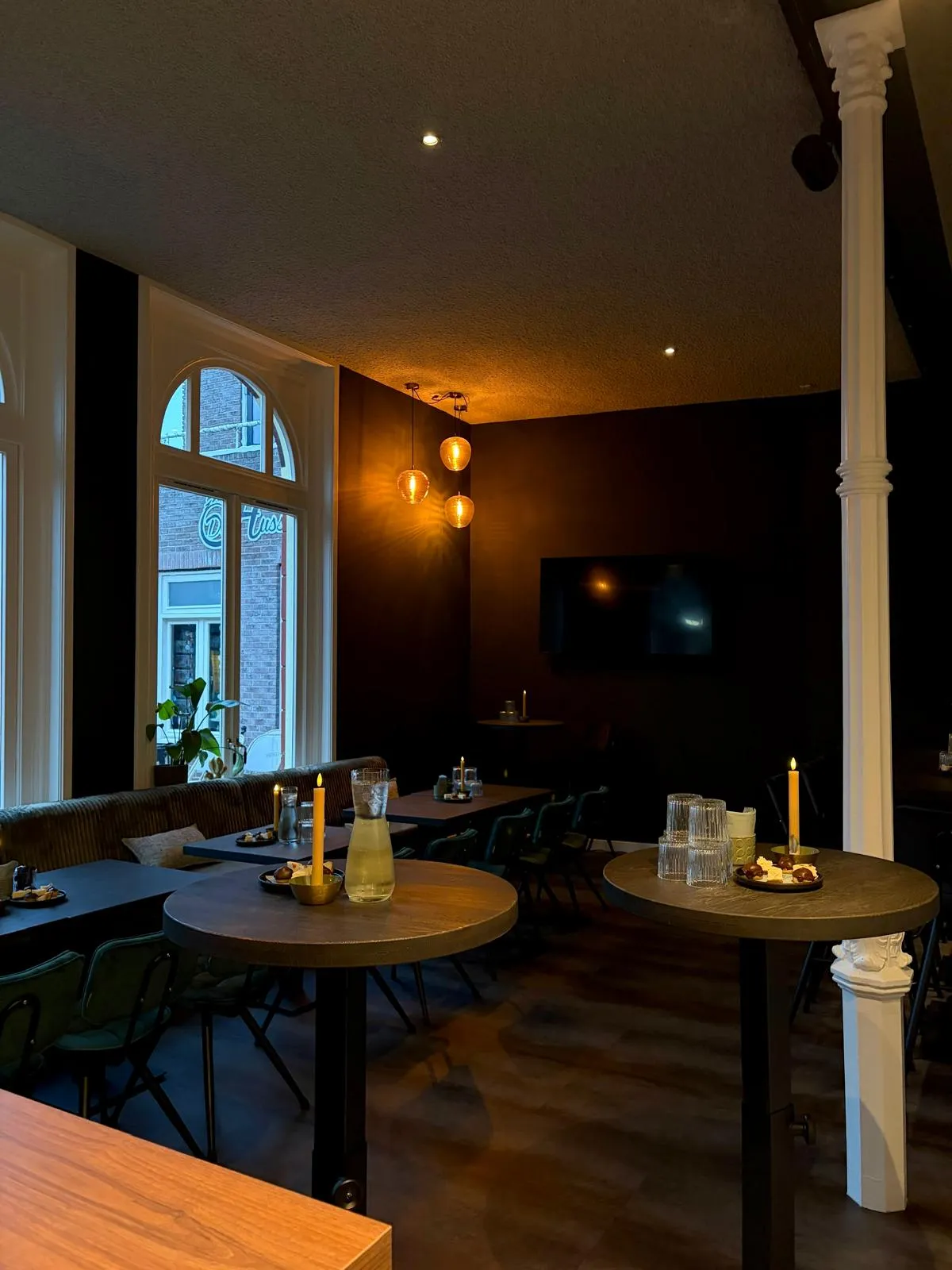 Statafels voor een borrel na de vergadering